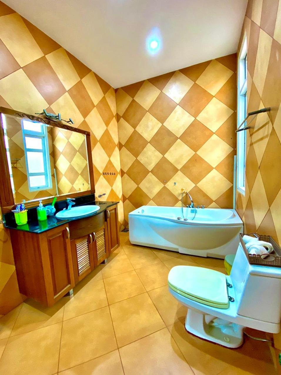 Gem 15a-8 Phong Ngu-10 Giuong-ho Boi Lon TP. Hồ Chí Minh